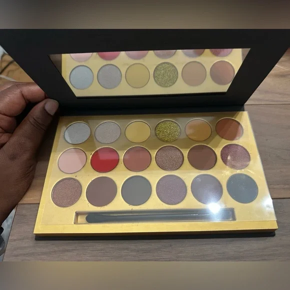 18-Color Eyeshadow Palette - Picture 3 of 3